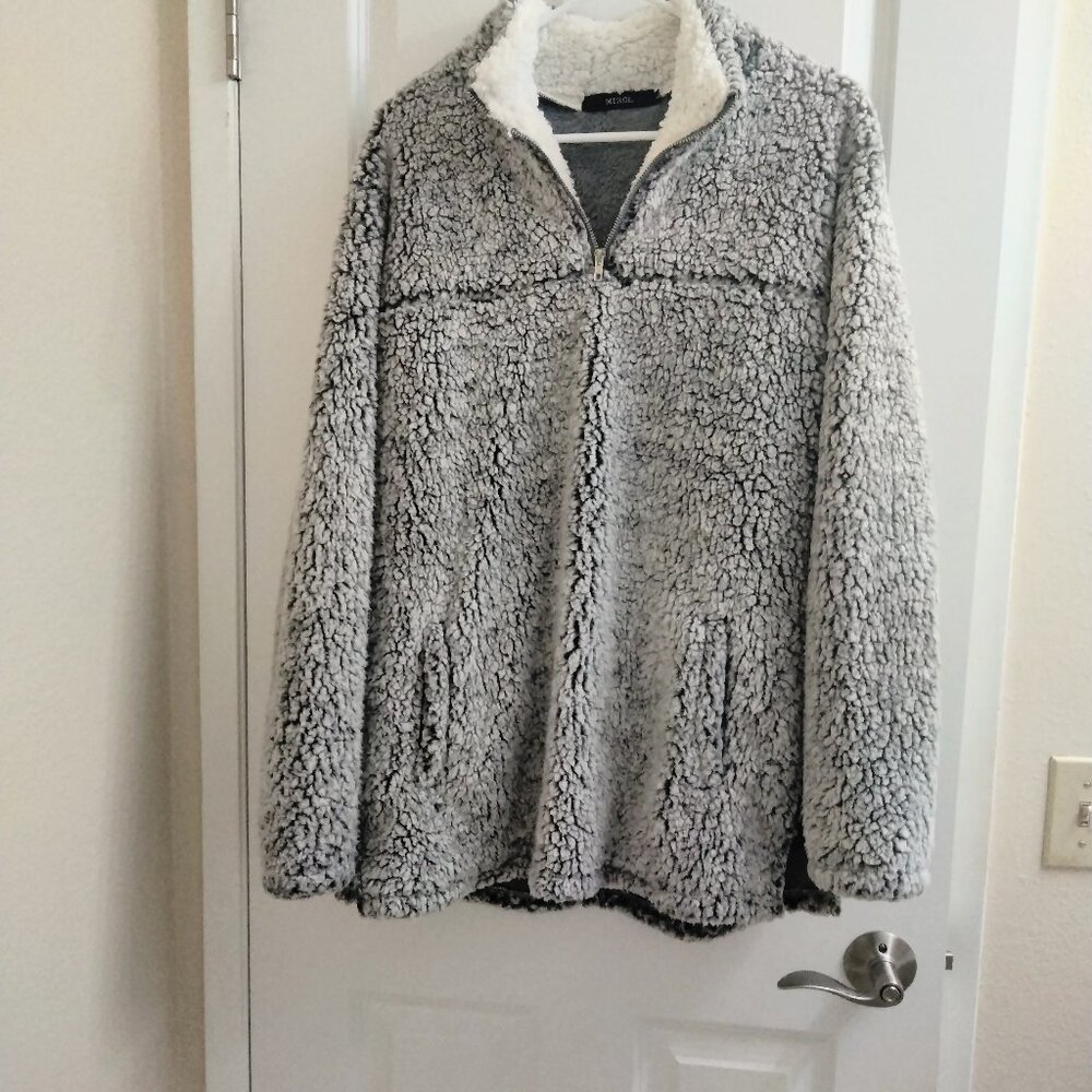 Fleece Top warm and cozy - Dark Gray and White with pockets and side slits - L